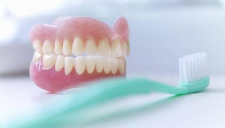 المعجون قد يتسبب في تلف طقم الأسنان