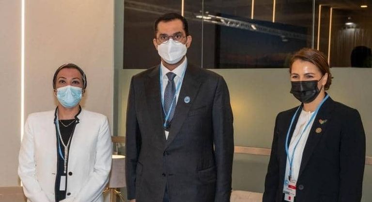 الوزيرة مريم المهيري مع وفود دول مشاركة في القمة محطات توليد الطاقة النظيفة في الإمارات