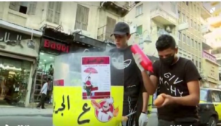 عماد وسط مجموعة من الزبائن