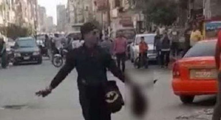 المتهم يحمل رأس المجني عليه