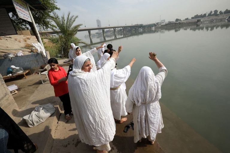 طقوس التعميد في عيد الازدهار