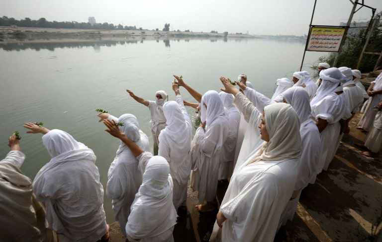 طقوس التعميد في عيد الازدهار