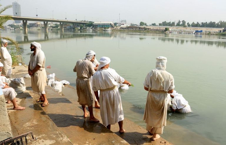 طقوس التعميد في عيد الازدهار