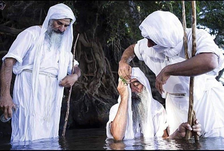 طقوس التعميد في عيد الازدهار