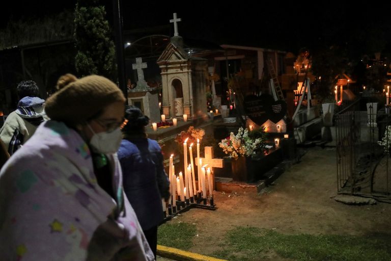 الزوار تفقدوا مذابح مزينة بجماجم الشوكولاتة والفاكهة