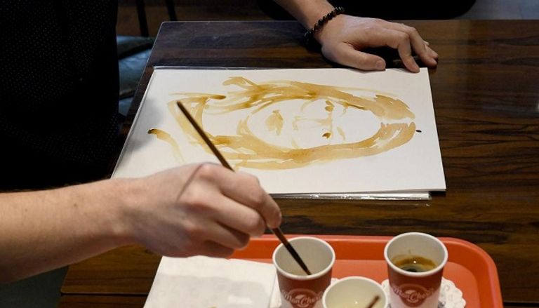 كريماذي بعدما انتهى من إحدى الرسومات