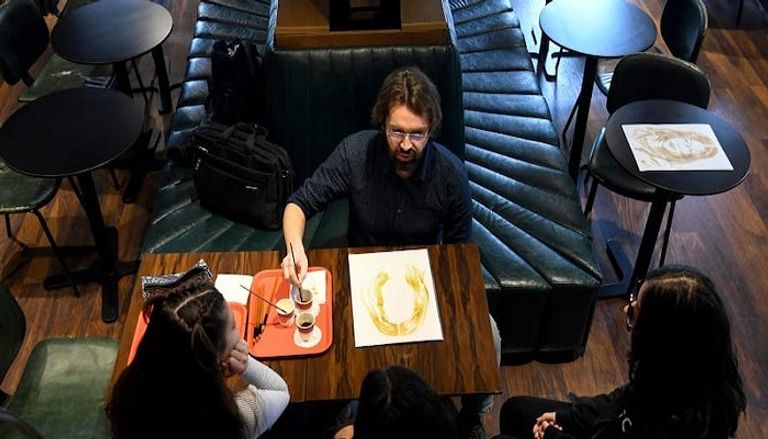 كريماذي بعدما انتهى من إحدى الرسومات