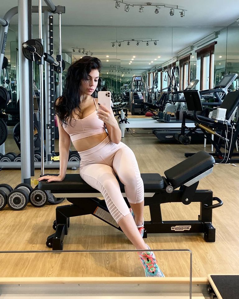 جورجينا رودريغيز عارضة أزياء مشهورة وصديقة اللاعب كريستيانو رونالدو