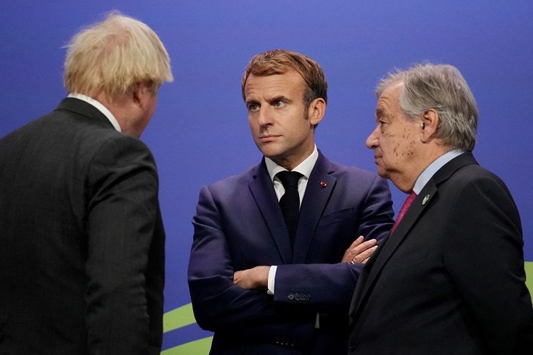 ماكرون وجونسون على شاشات المركز الإعلامي بمؤتمر غلاسكو