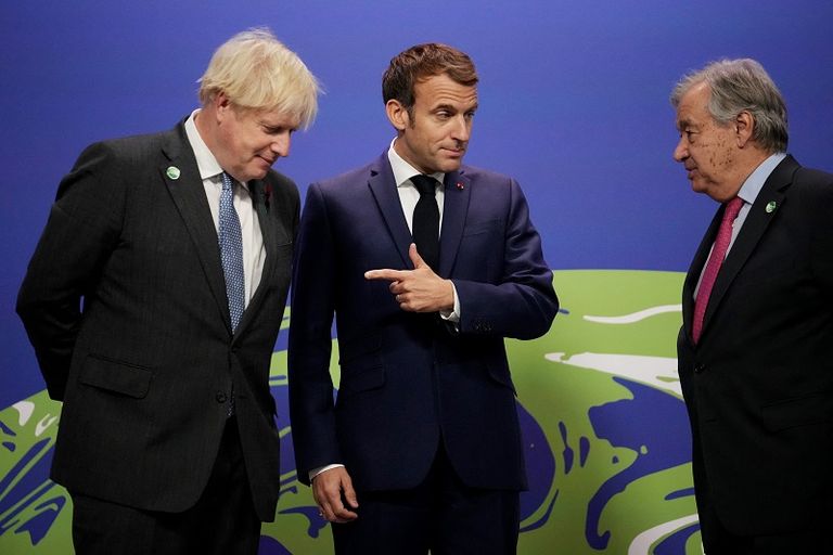 ماكرون وجونسون على شاشات المركز الإعلامي بمؤتمر غلاسكو