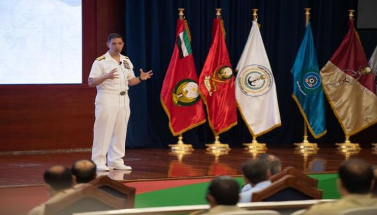 قائد الأسطول الأمريكي الخامس أمام كلية الدفاع الوطني بدولة الإمارات
