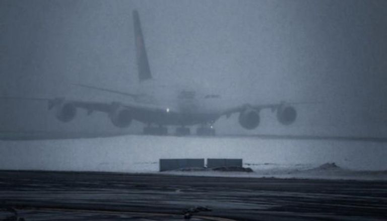 طائرة تنتظر في أحد مطارات موسكو انكشاف الضباب 