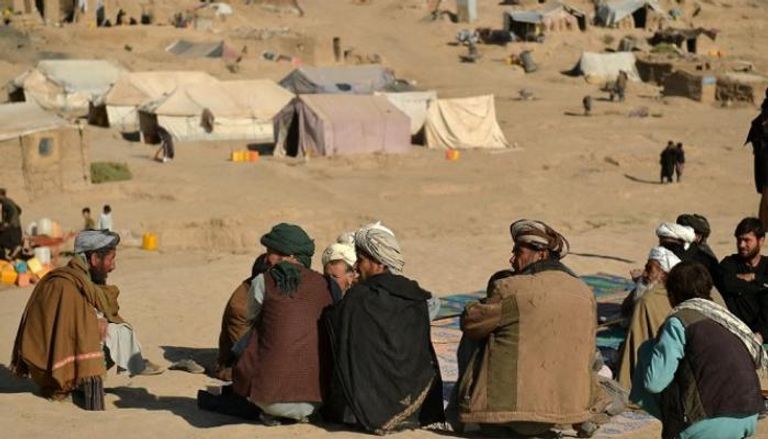 أفغان يجلسون بمخيم للنازحين - سي إن إن