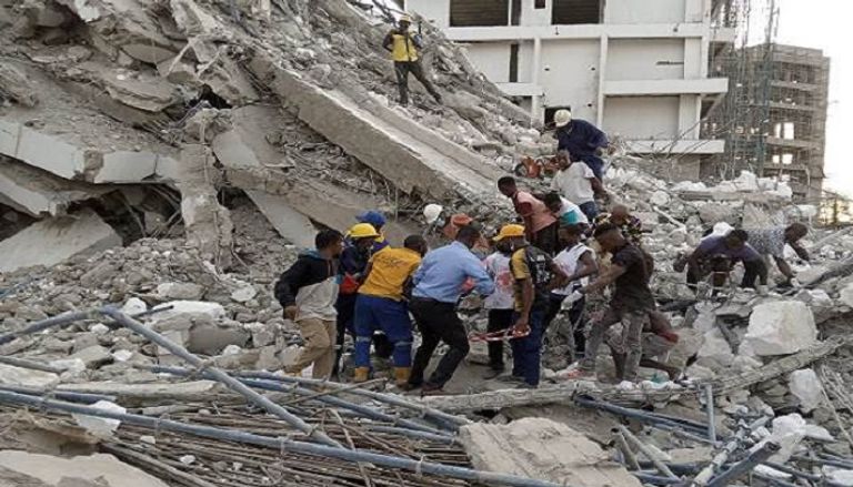 عشرات ما زالوا تحت الأنقاض