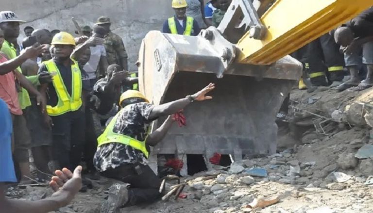 عشرات ما زالوا تحت الأنقاض