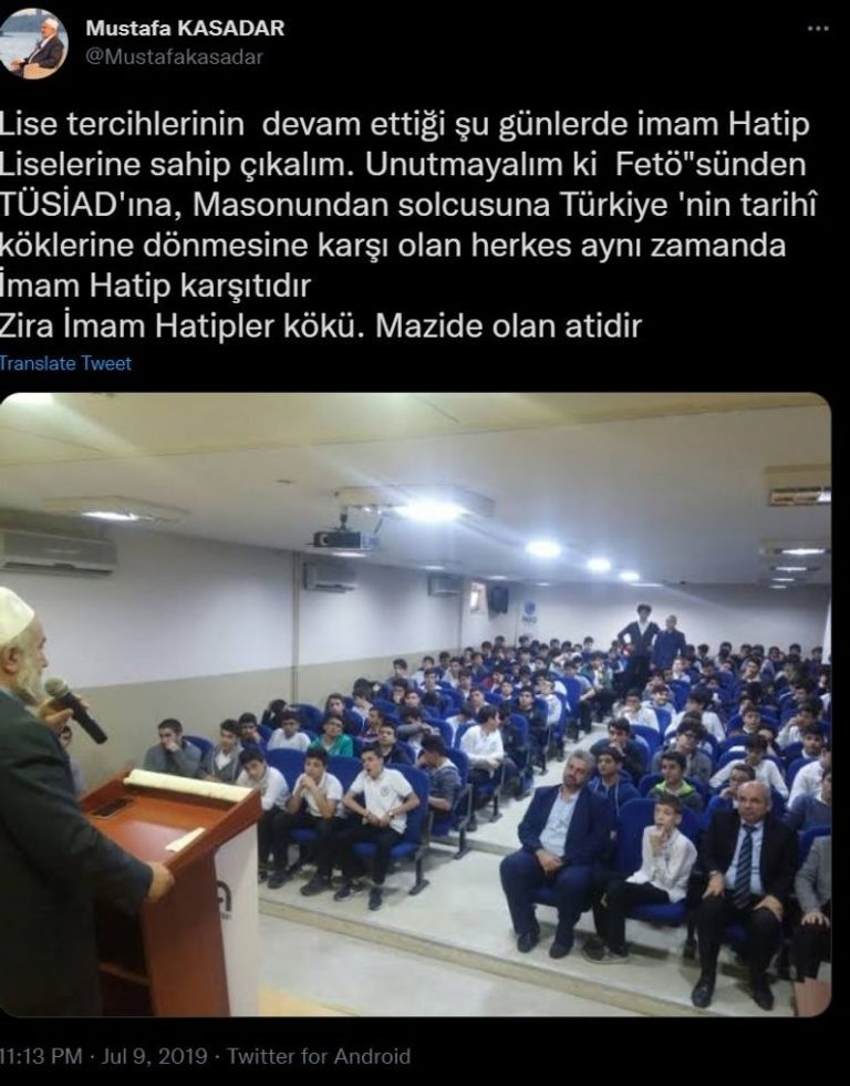 مصطفى كاسادار يوقع كتابا لأحد المعجبين - نورديك مونيتور