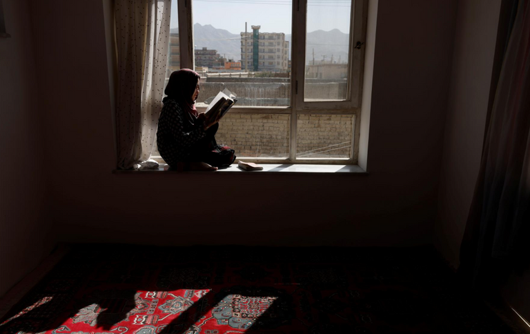 طالبات أفغانيات داخل إحدى المدارس 2021