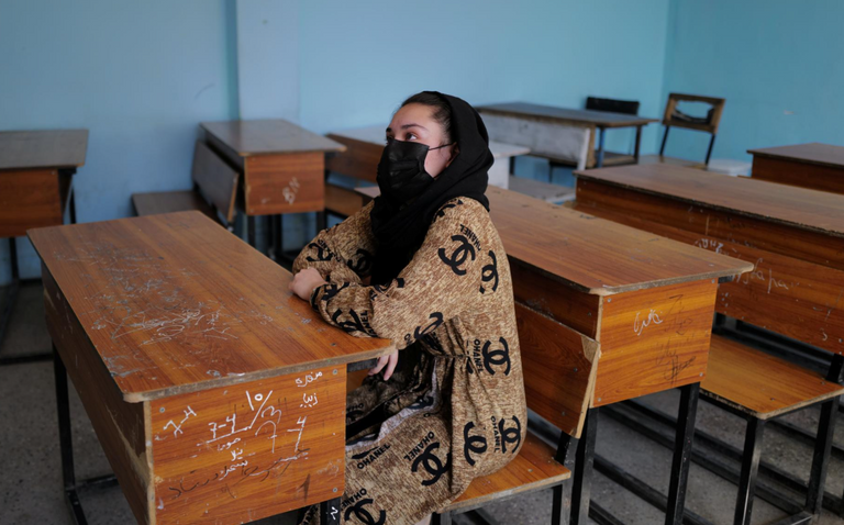 طالبات أفغانيات داخل إحدى المدارس 2021