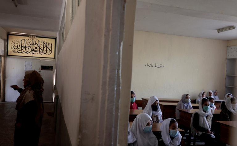 طالبات أفغانيات داخل إحدى المدارس 2021