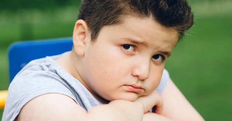 طفل يتناول طعاما غير صحي