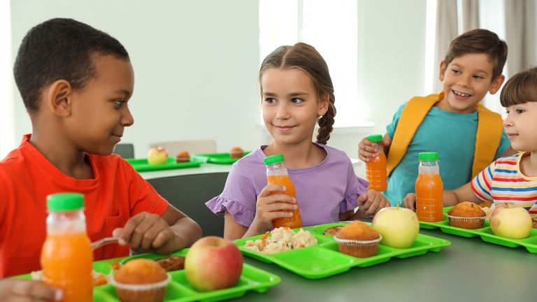 طفل يتناول طعاما غير صحي