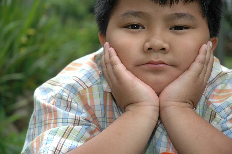 طفل يتناول طعاما غير صحي