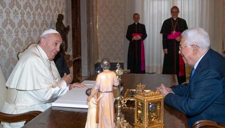 لقاء سابق بين عباس والبابا فرنسيس