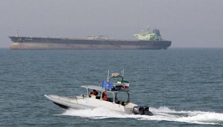 قارب إيراني يتحرش بناقلة نفط