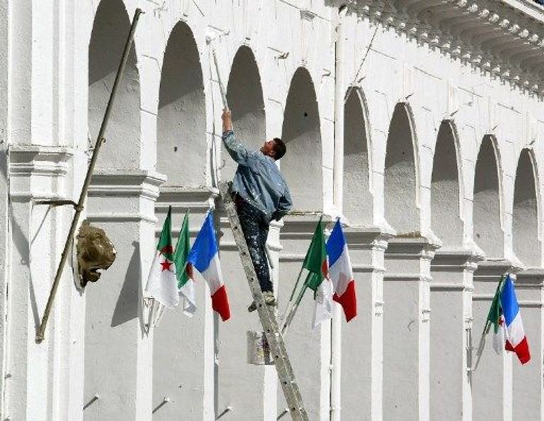 أعلام الجزائر وفرنسا في العاصمة الجزائرية - أرشيف