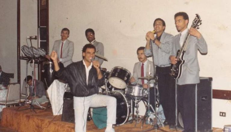 صبري مكين يغني في حفلة أثناء دراسته بجامعة عين شمس المصرية