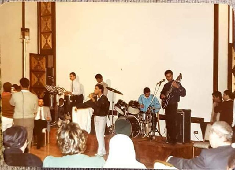 صبري مكين يغني في حفلة أثناء دراسته بجامعة عين شمس المصرية صبري مكين يغني في حفلة أثناء دراسته بجامعة عين شمس المصرية