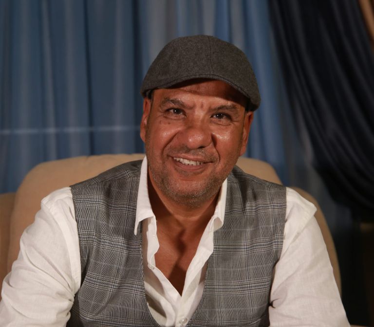 صبري مكين صبري مكين يغني في حفلة أثناء دراسته بجامعة عين شمس المصرية