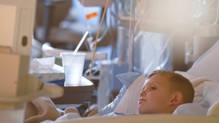 ينصح الأطباء بضرورة تلقي الأطفال لقاح كورونا