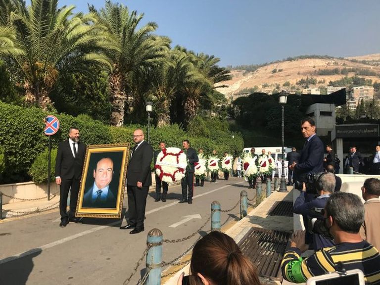 جنازة الفنان السوري الكبير صباح فخري من مستشفى الشامي في دمش إلى حلب لقطة من جنازة صباح فخري