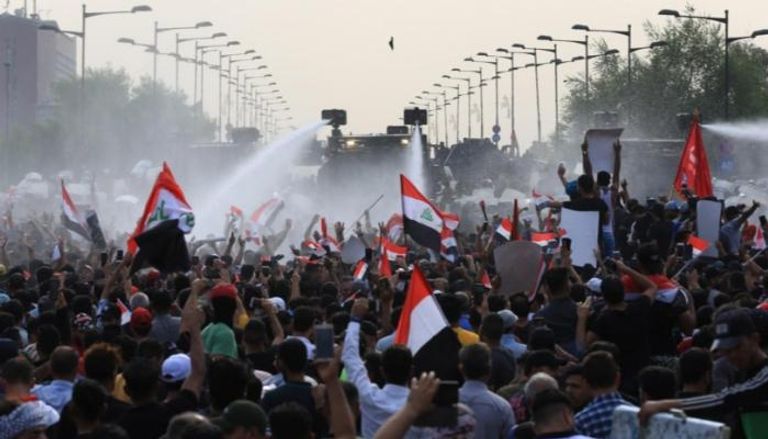 جموع غاضبة خلال احتجاجات عراقية في 2019