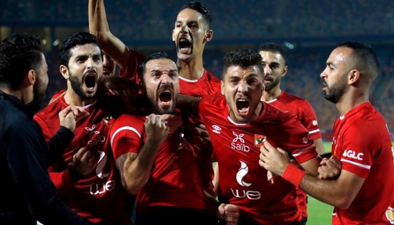 محمد شريف وعلي معلول يحتفلان في مباراة الزمالك والأهلي