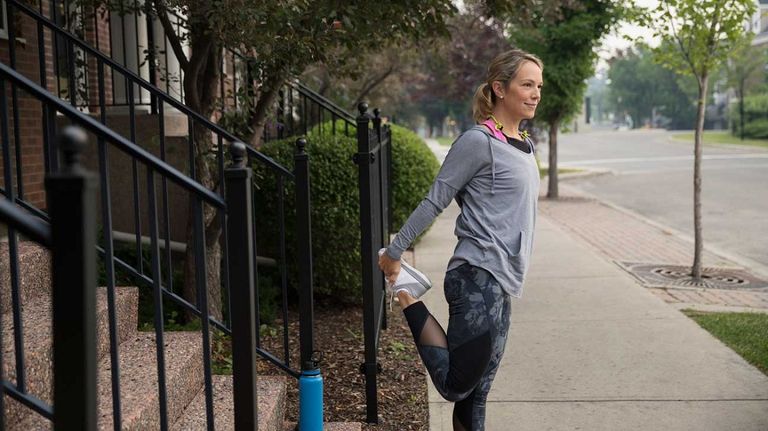 شخصان يمارسان رياضة الركض