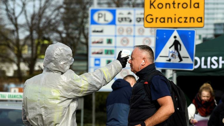 أشخاص يخضعون لاختبار كورونا في الصين