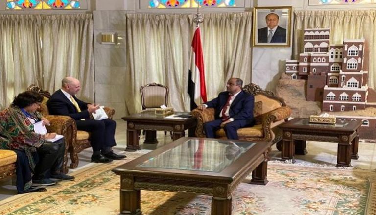 اجتماع وزير المالية اليمني مع السفير البريطاني 