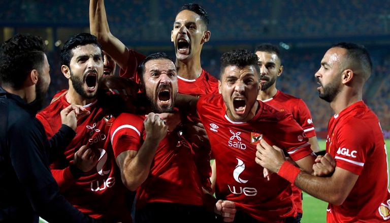 محمد شريف يحتفل مع زملائه خلال قمة الأهلي والزمالك بيتسو موسيماني بعد قمة الأهلي والزمالك