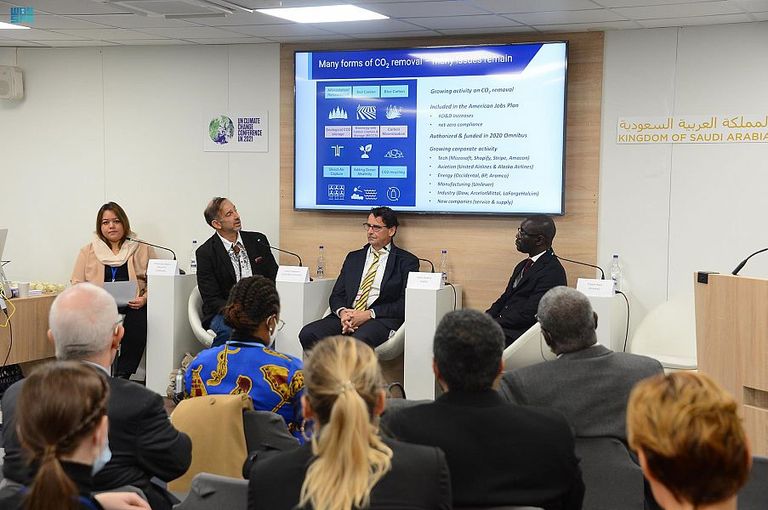 جانب من عرض مبادرة السعودية في مؤتمر الأمم المتحدة للمناخ COP26 جانب من عرض مبادرة السعودية في مؤتمر الأمم المتحدة للمناخ COP26