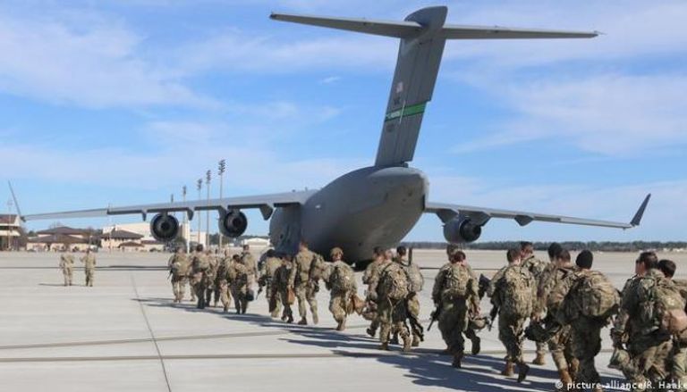 قوات من التحالف الدولي اثناء مغادرتها العراق عبر مطار عسكري