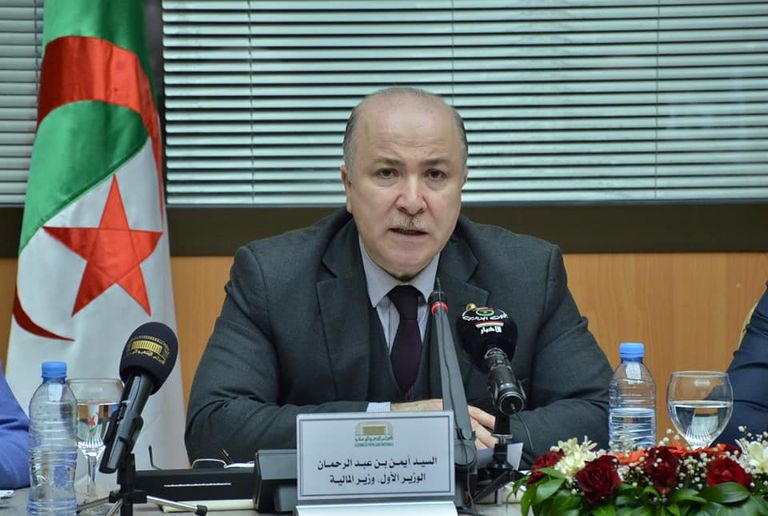 رئيس الوزراء الجزائري خلال عرض مشروع قانون المالية أمام الغرفة المالية للبرلمان موازنة الجزائر 2022.. نهاية