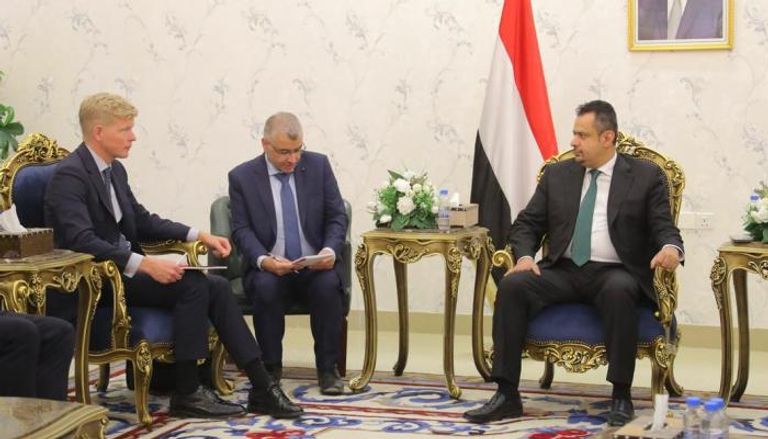 جانب من لقاء رئيس الحكومة اليمنية والمبعوث الأممي
