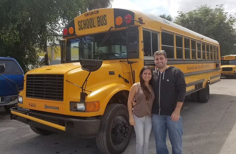 حافلة مدرسة من الداخل تحولت لمنزل متنقل