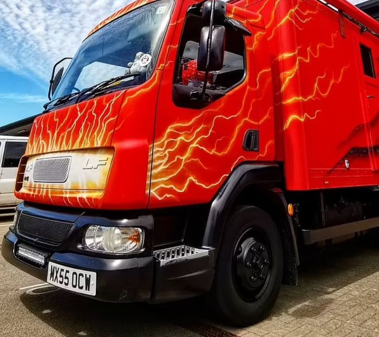 حافلة مدرسة من الداخل تحولت لمنزل متنقل