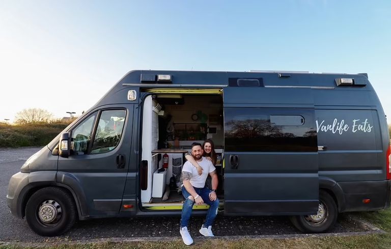 حافلة مدرسة من الداخل تحولت لمنزل متنقل