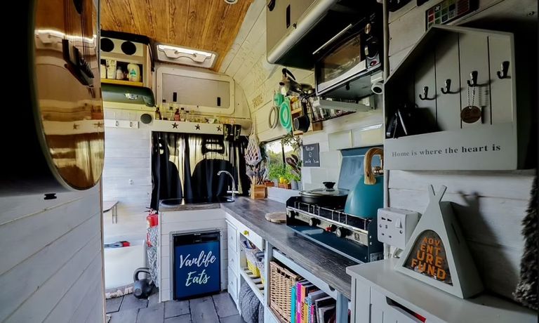 حافلة مدرسة من الداخل تحولت لمنزل متنقل