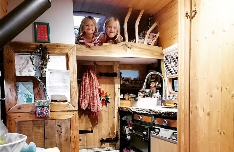 حافلة مدرسة من الداخل تحولت لمنزل متنقل