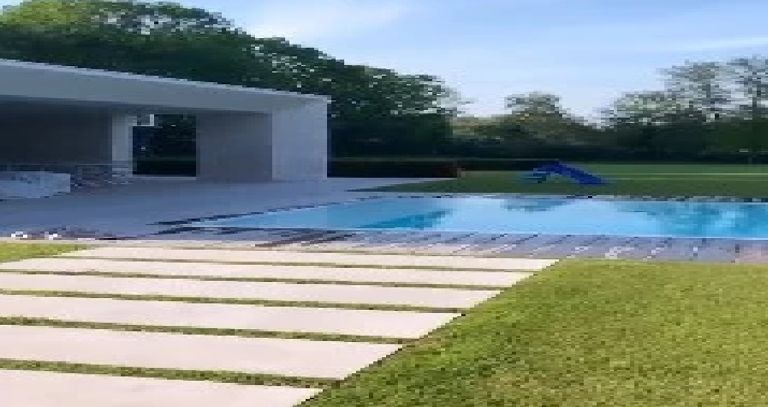 حمام السباحة في قصر دي بروين